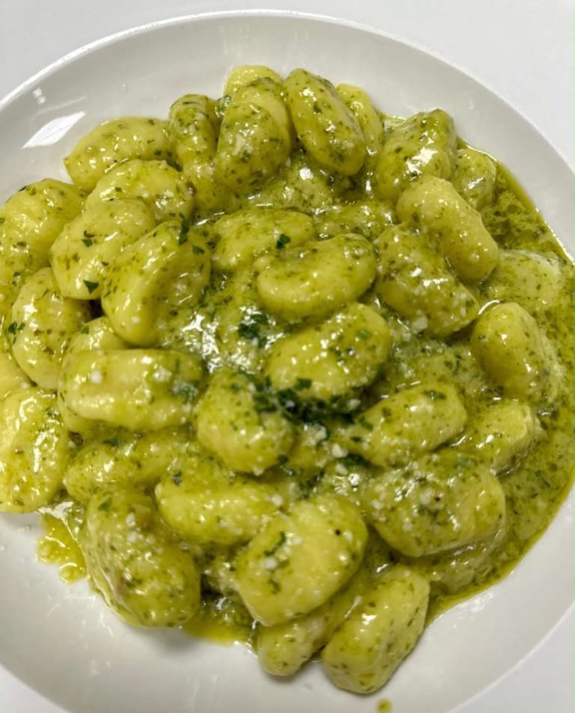 Gnocchi pesto close-up